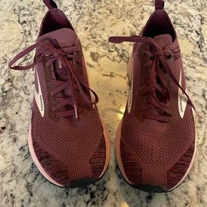 Women’s size 9 Levitate 4 sneakers. Great used condition.